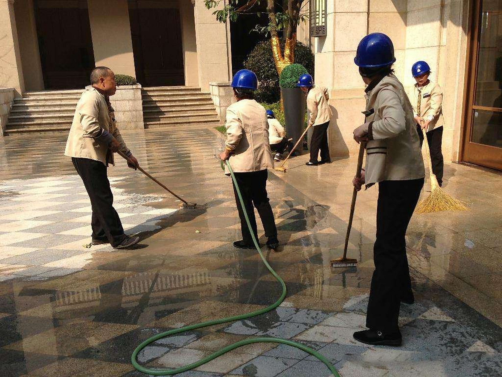 保洁清洁中遇见不锈钢表面污渍时,无锡保洁公司如何清洗呢?