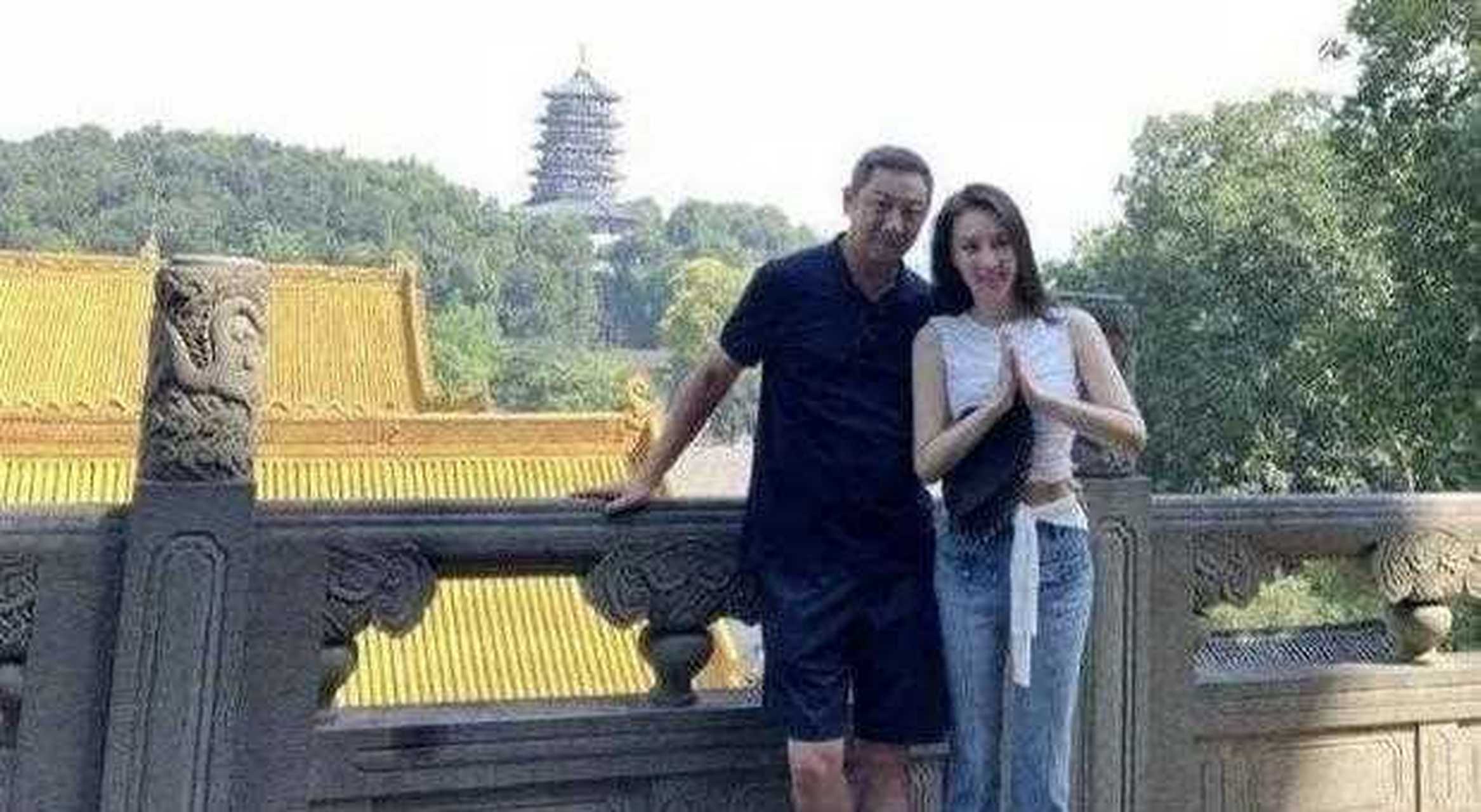 饰演梦萍的乐珈彤晒[红牌] 老公朱锐以及两人儿子的合照.
