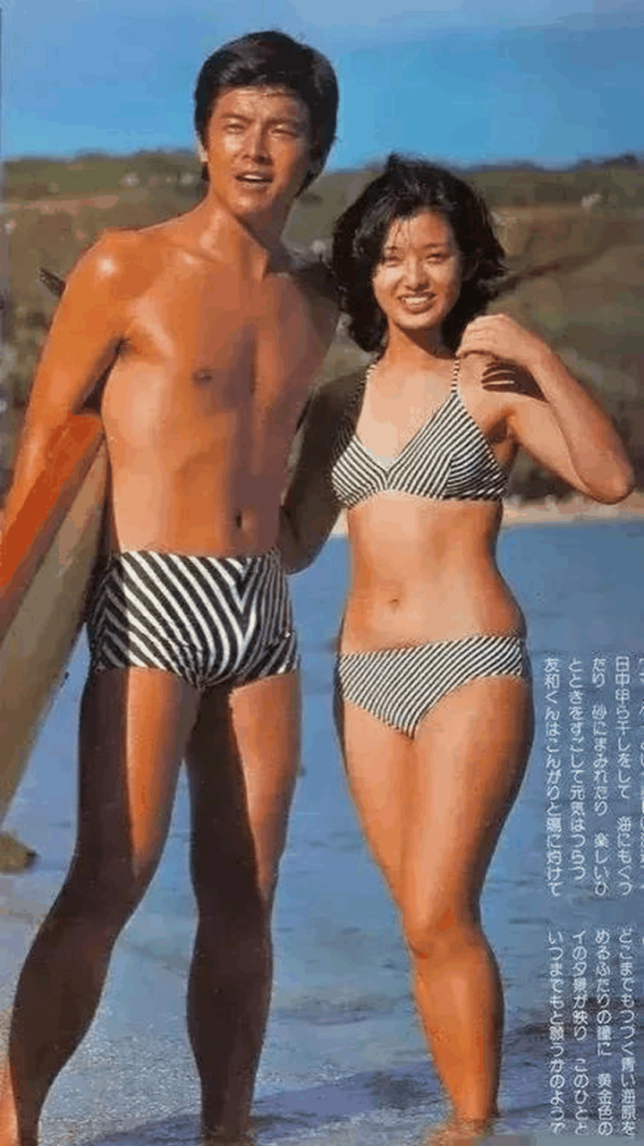 gif创作人# 山口百惠和三浦友和早前的海边度假照,真的是俊男美女 