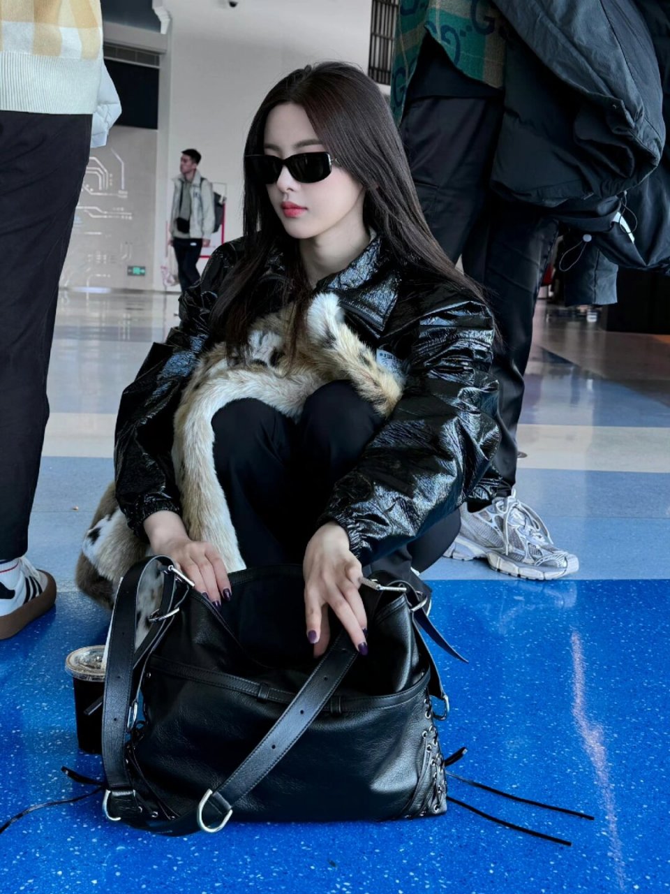 杨超越机场穿搭look  杨超越今日现身机场,私服穿搭酷飒又保暖,让人