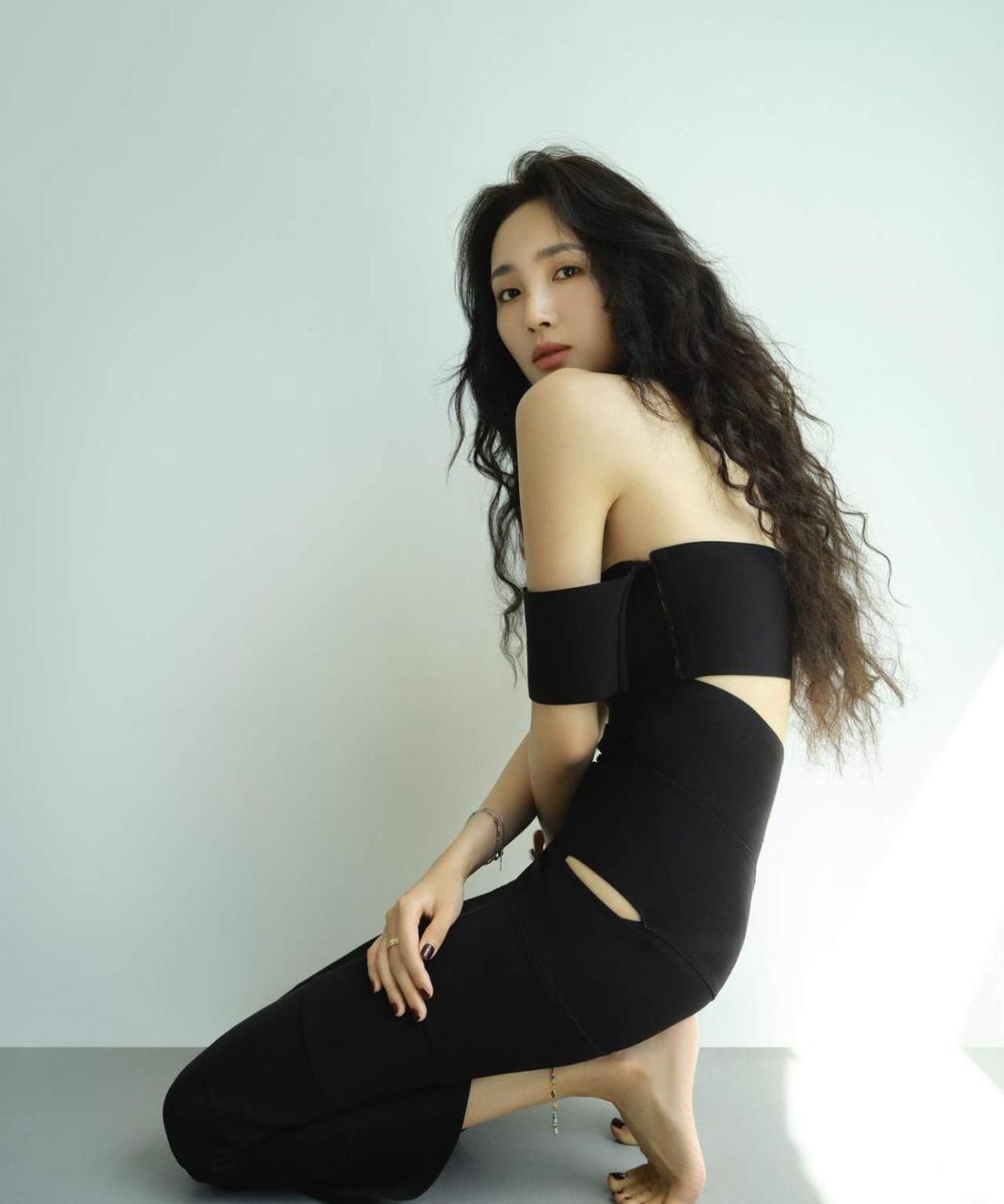 王紫璇 最新瑞丽杂志大片释出, 标志性的黑长羊毛卷垂落肩头温柔优雅