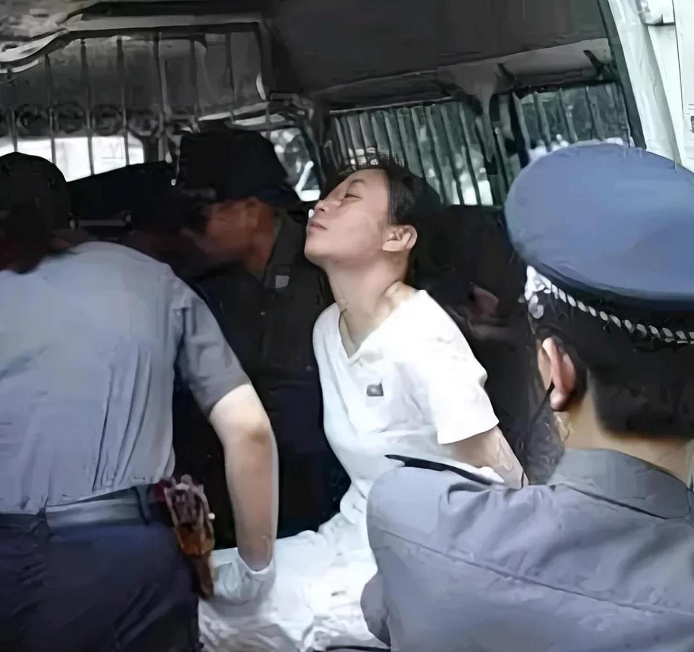 这是2004年,方晓红即将被执行死刑时(药物注射)拍下的一张照片.