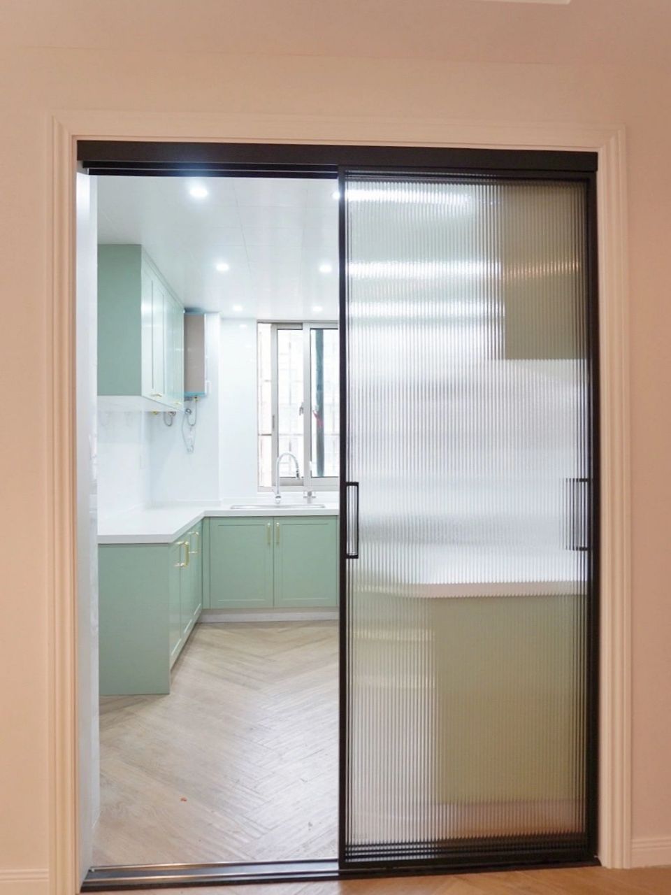 附干货 昨天长虹玻璃厨房门安装好了,朋友说太可惜了把美貌的厨房遮住