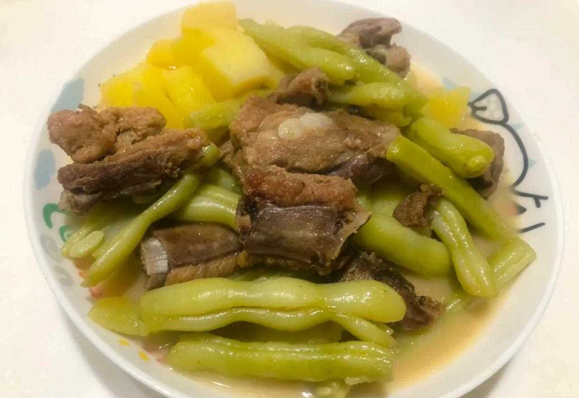 今天吃了一个炖菜,土豆芸豆炖排骨,感觉挺好吃的