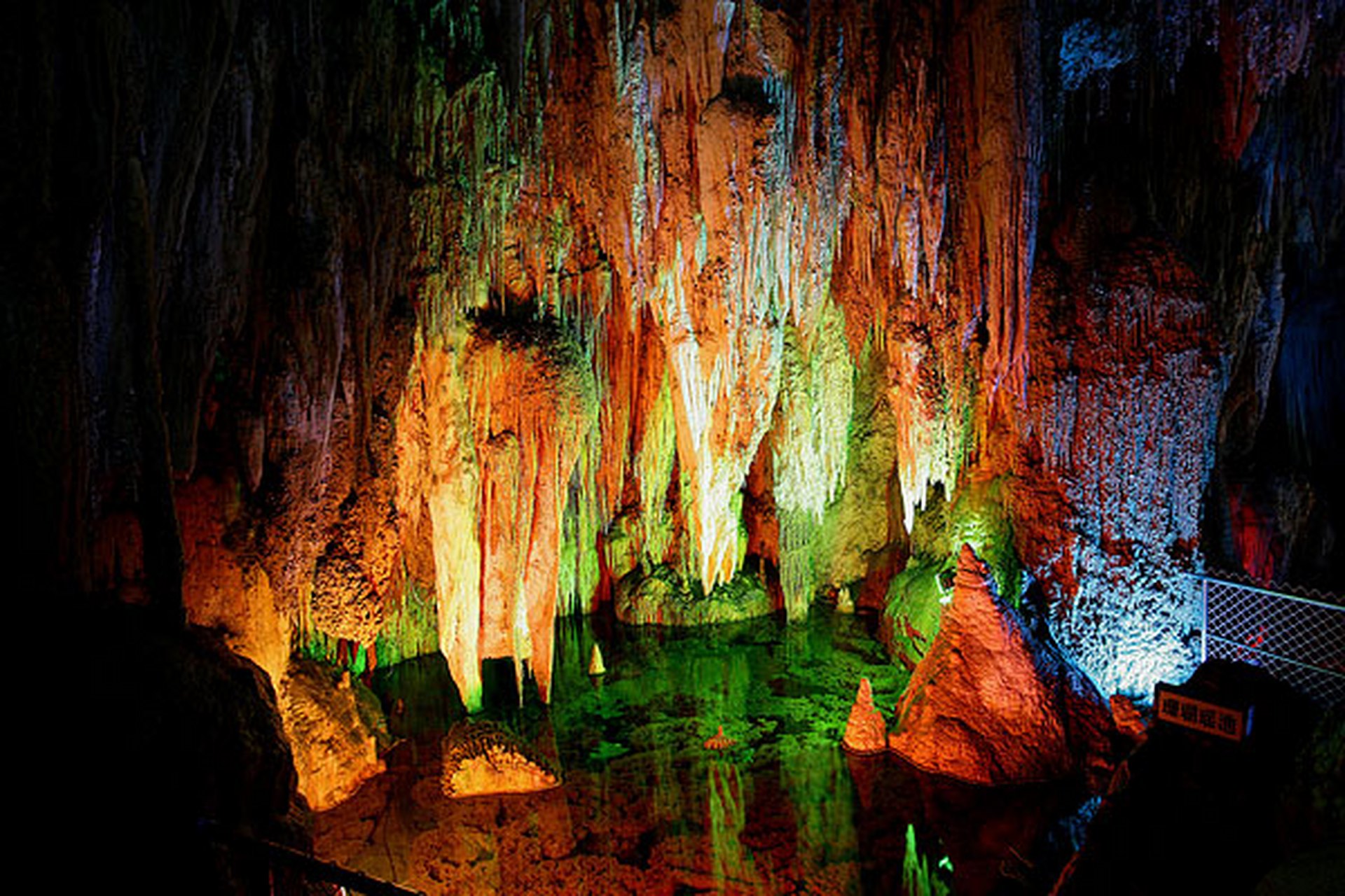 芙蓉洞位于武隆县江口镇的芙蓉江畔,距武隆县城20公里.