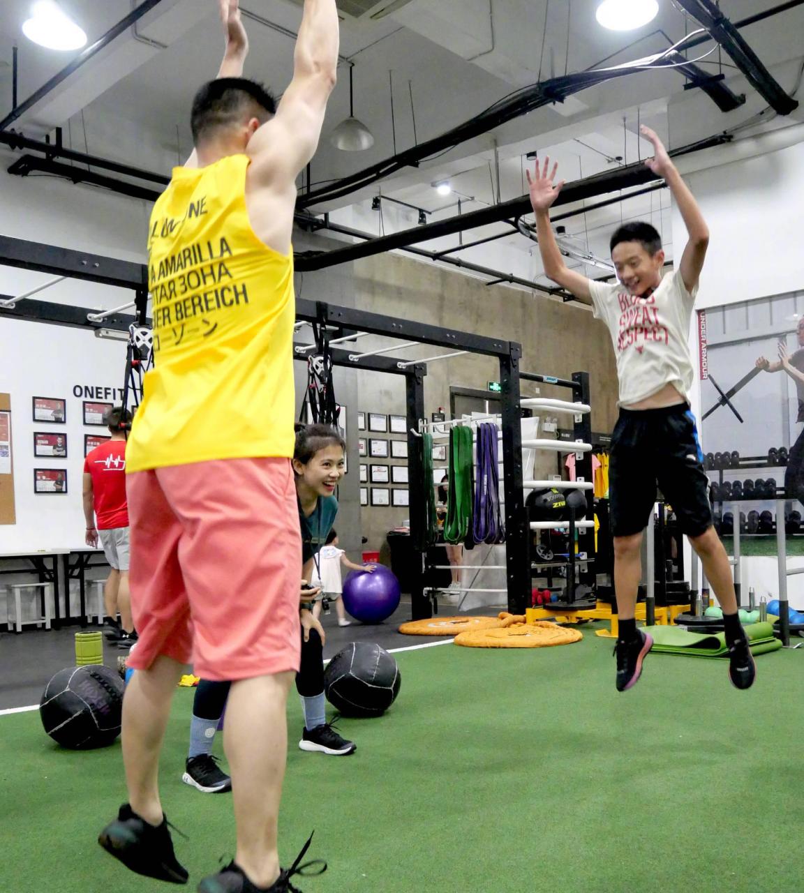 gif创作人# 杨云晒杨威父子健身照 称愿意看儿子为体育内卷.