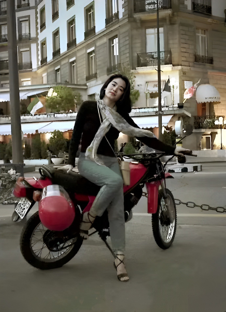 这是90年代,女神林青霞和她的机车合影,照片中林青霞穿着黑色上衣