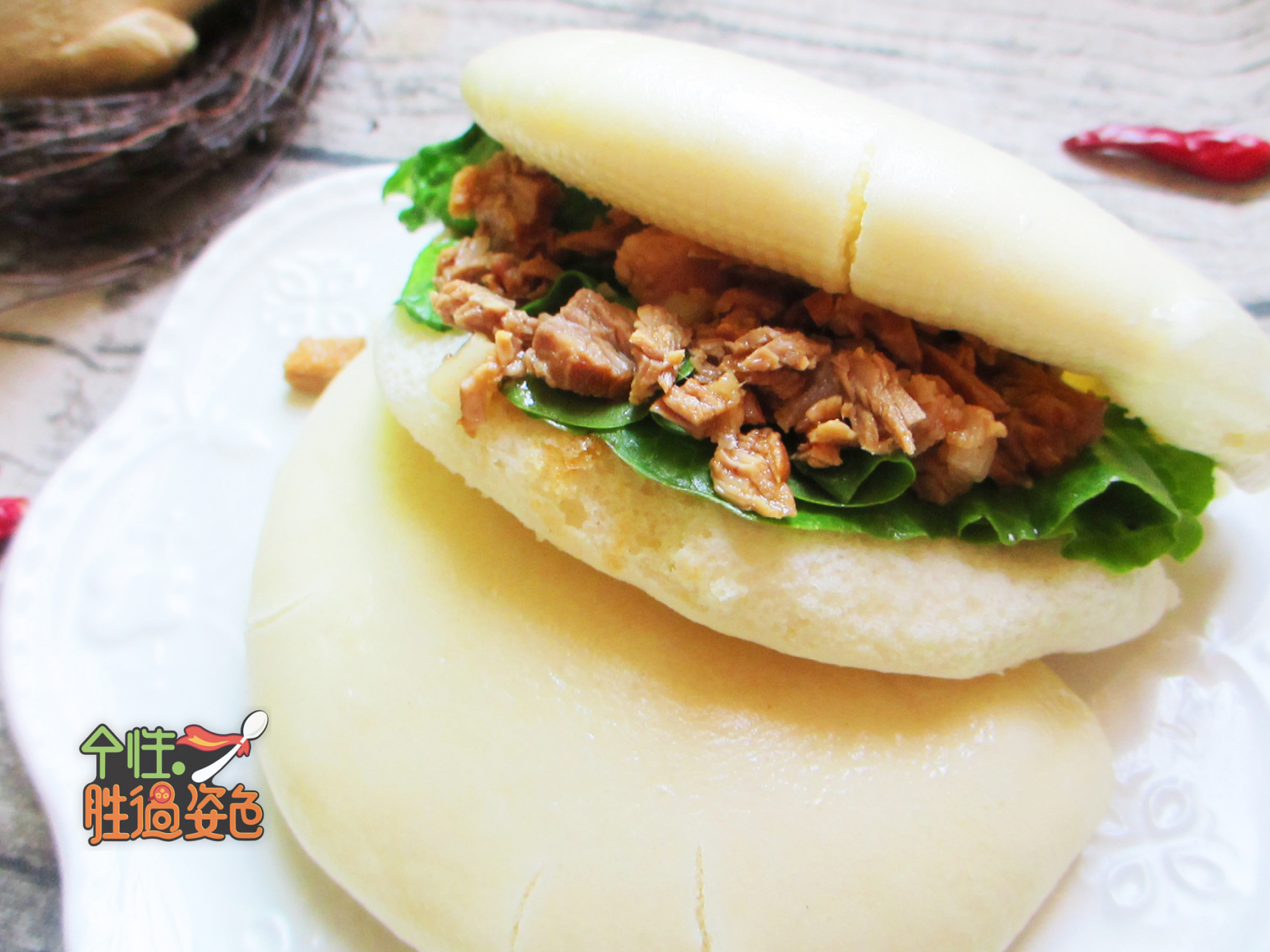 今天的肉夹馍,是类似陕西馍夹肉的做法,热腾腾的荷叶馍,夹上软糯浓香