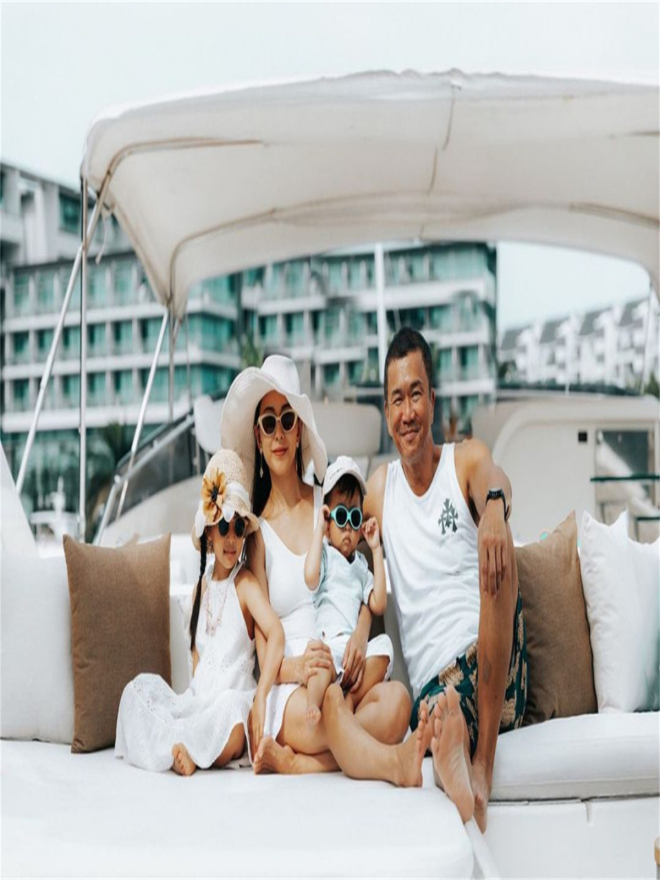 向佐前任庆结婚7周年  黄婉佩,这位曾经的2r组合的成员,曾经历了坎坷