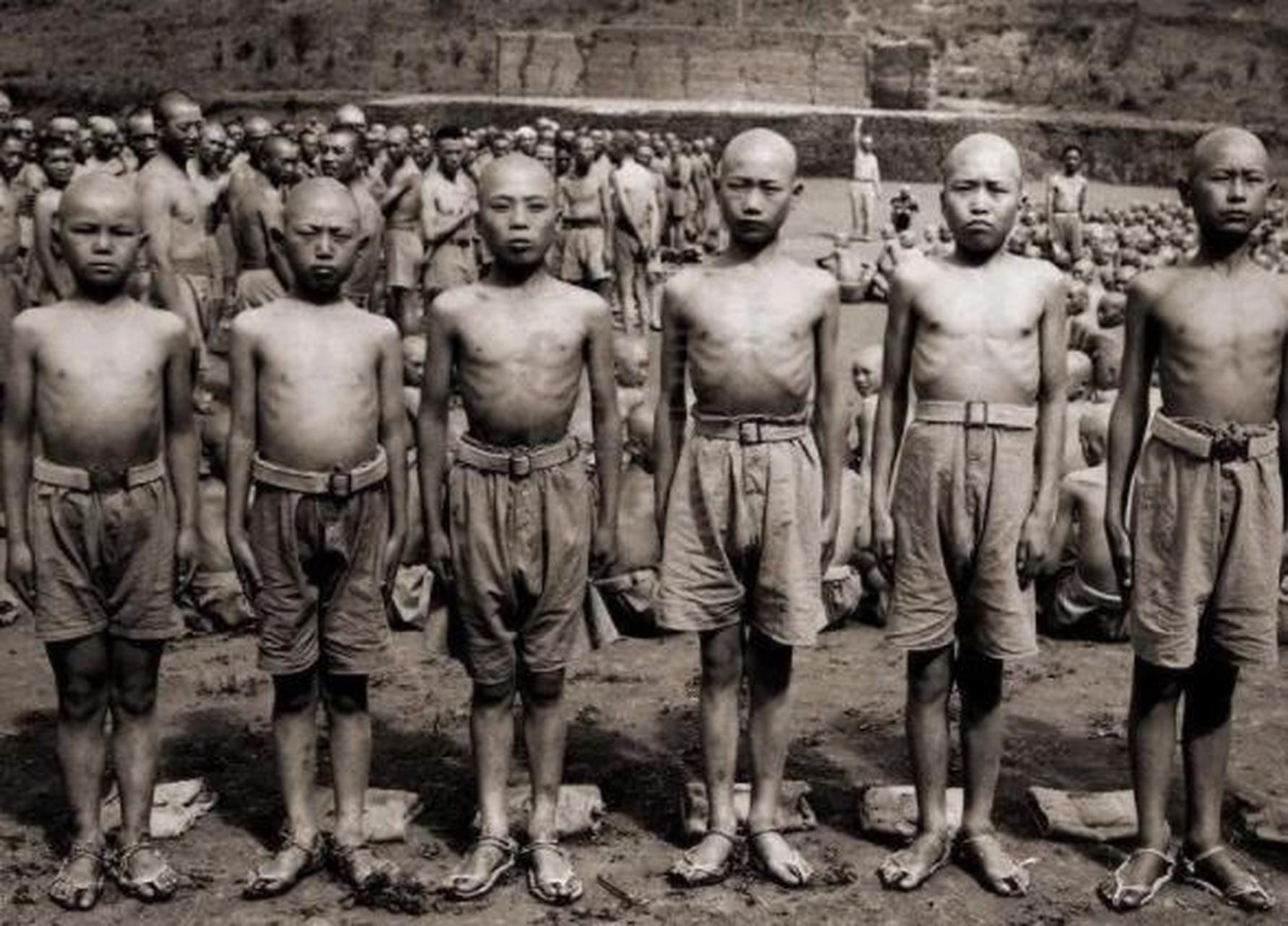 在抗日战争史上,有7000多名童兵为保卫国家而战,其中年龄最大的15岁