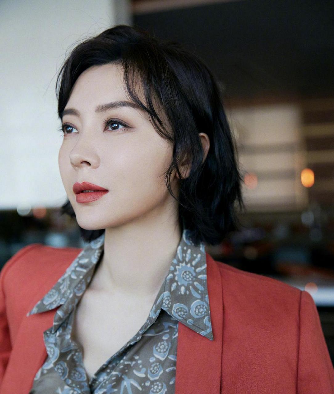 陈数红色西装酷美写真图片 #娱乐最前沿