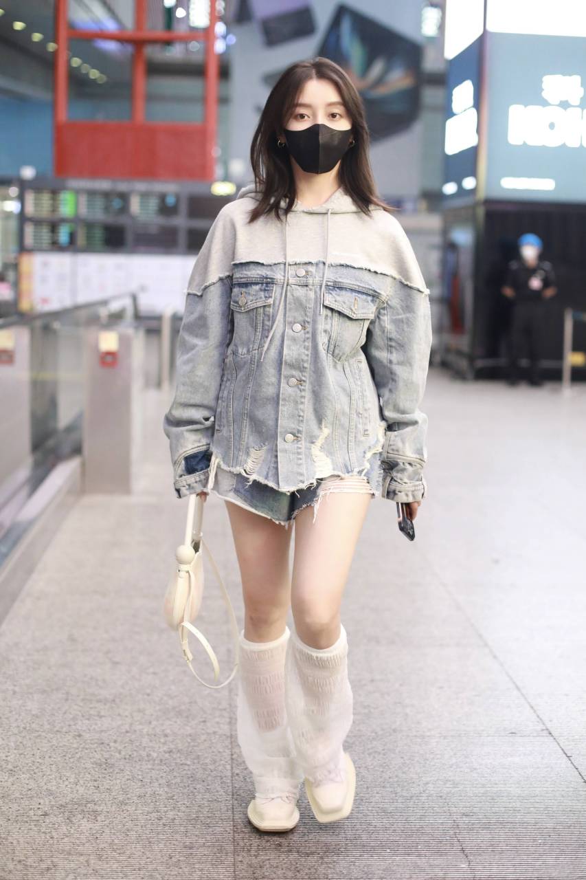【姜贞羽穿牛仔热裤现身机场大秀美腿】9月15日晚上,姜贞羽现身机场