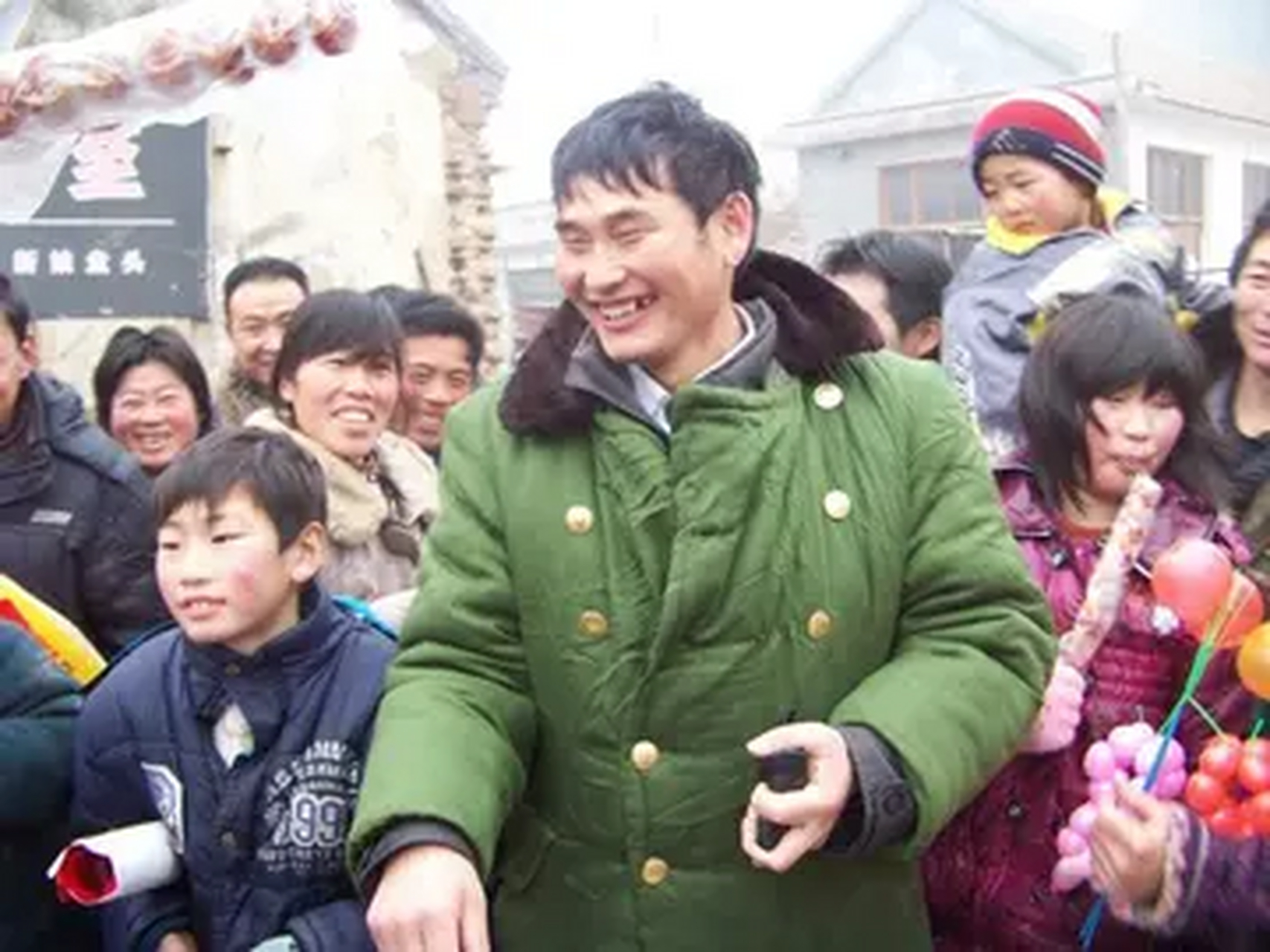 在节目中,英达对大衣哥,非常不屑的说:"一场出场费20万,你都不干,你一