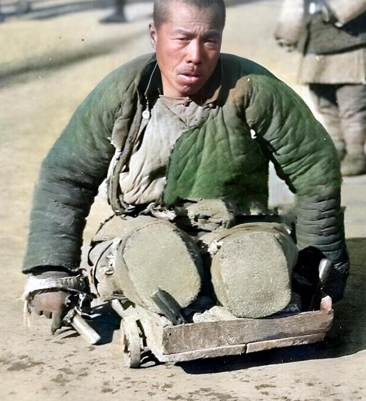 他的手里一直握着一根小木棍.