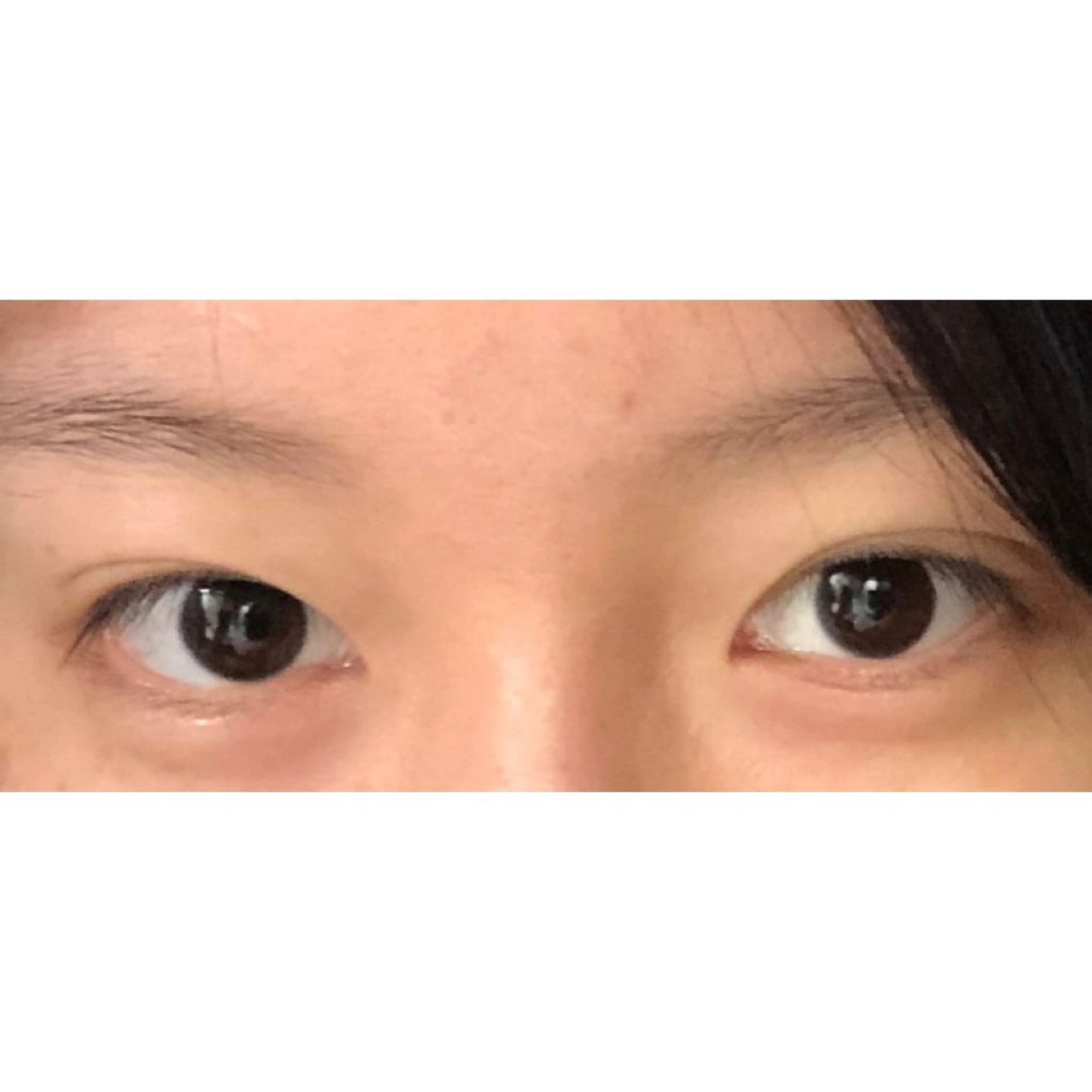 开扇形双眼皮  特点:内窄外宽,眼角微微往上抬,有神采飞扬的感觉.