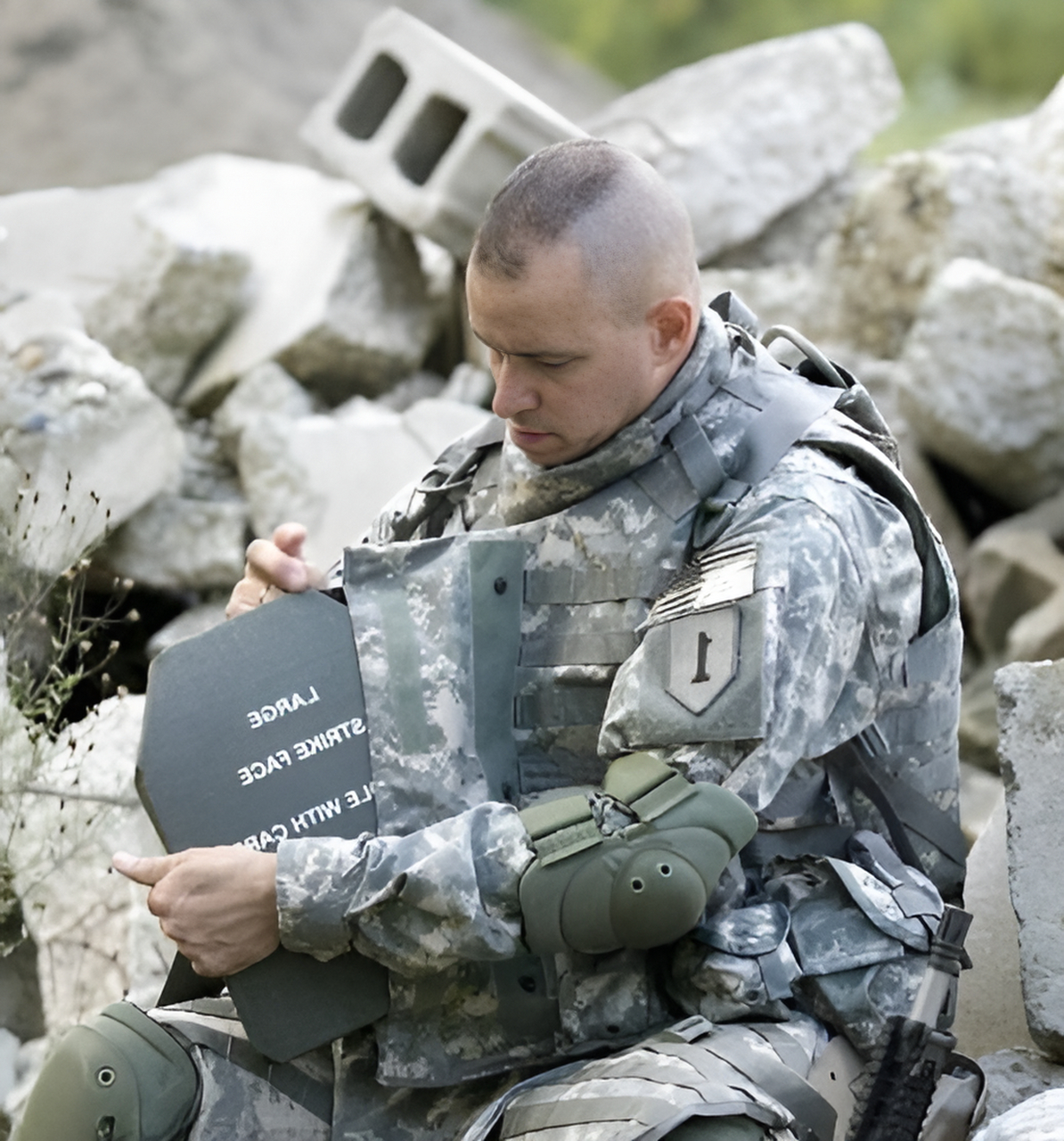 在俄乌战争期间,一位俄罗斯年轻帅气的士兵从前线安全撤离后,他很高兴