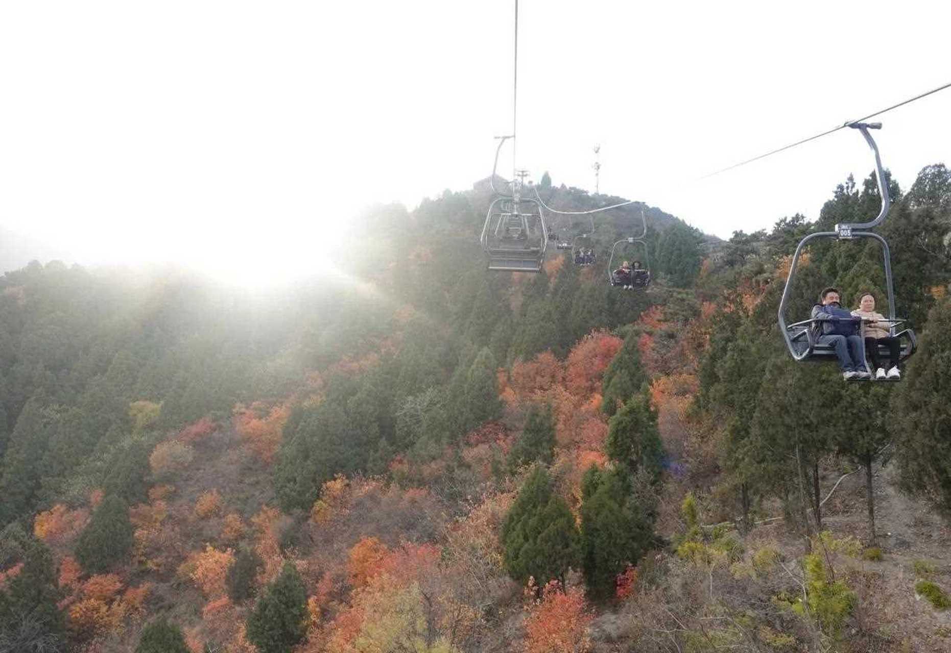 香山索道兩個價山上50元;下山100元! 最有意思的是上下不能買往返!