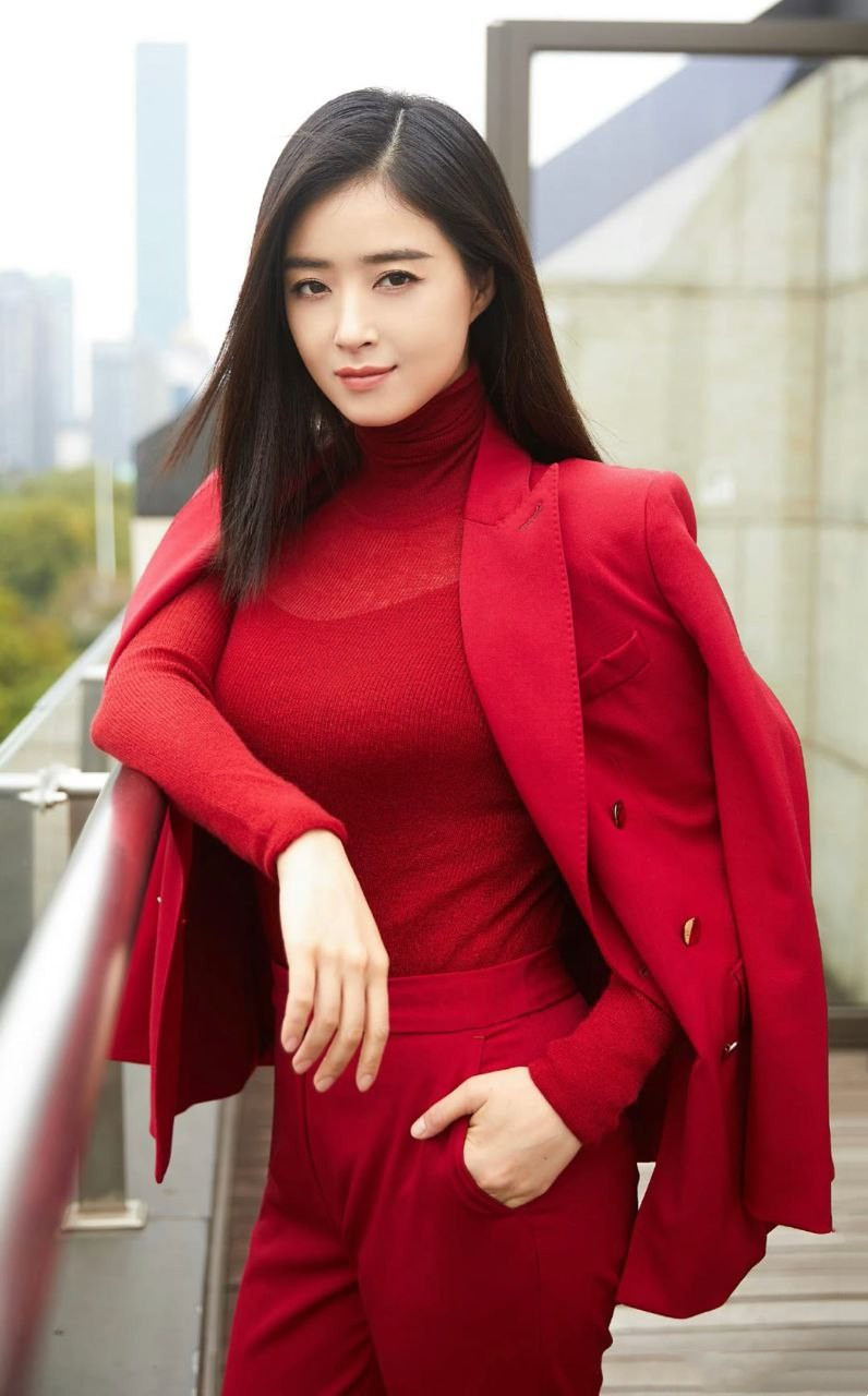 娱乐# #时尚# #明星娱乐热点# 蒋欣凭借身材的优势,妥妥是微胖界的