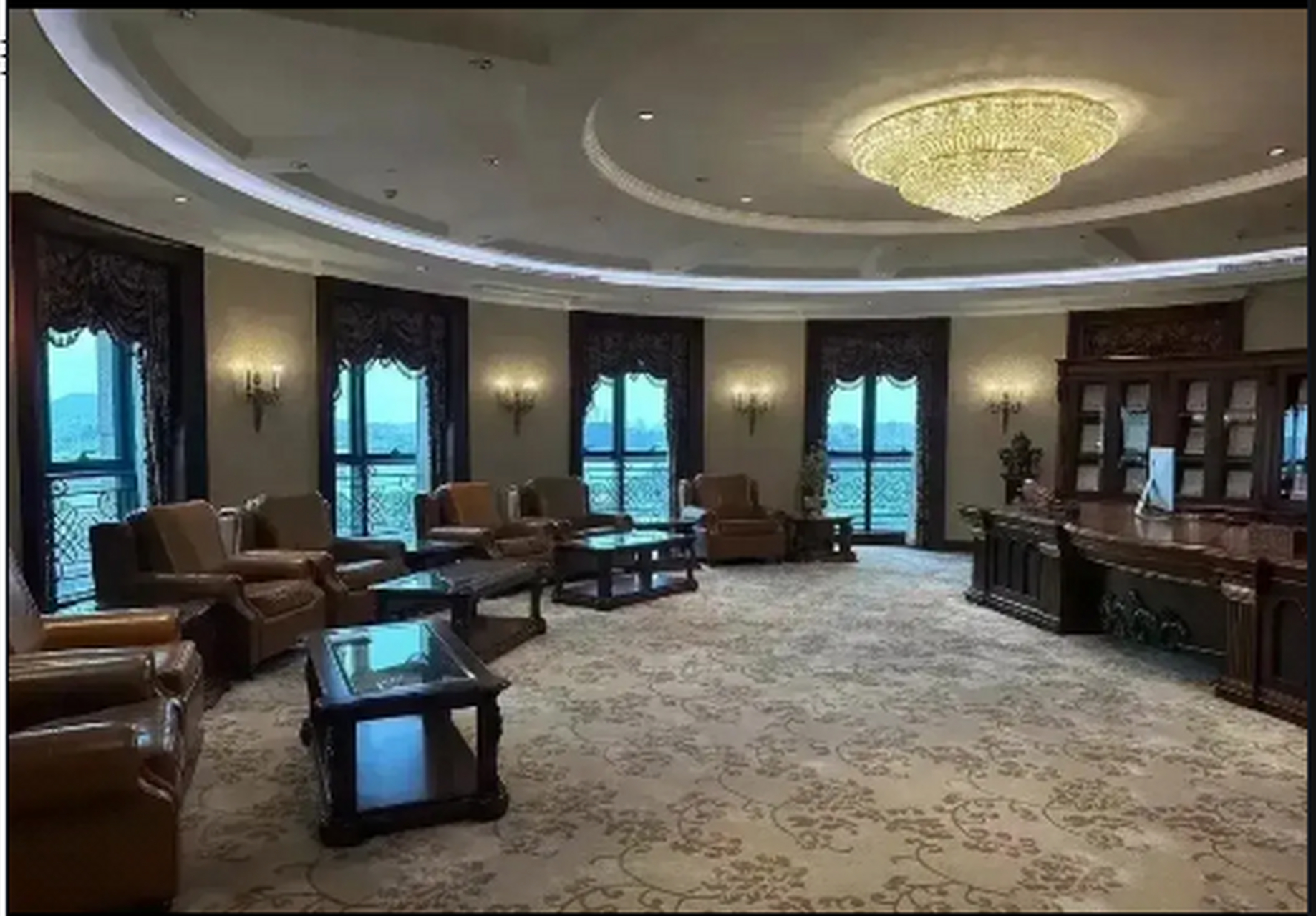 这样的办公室才匹配欠2.58万个亿的老板!  这桌子的宽度,野心不小呐!