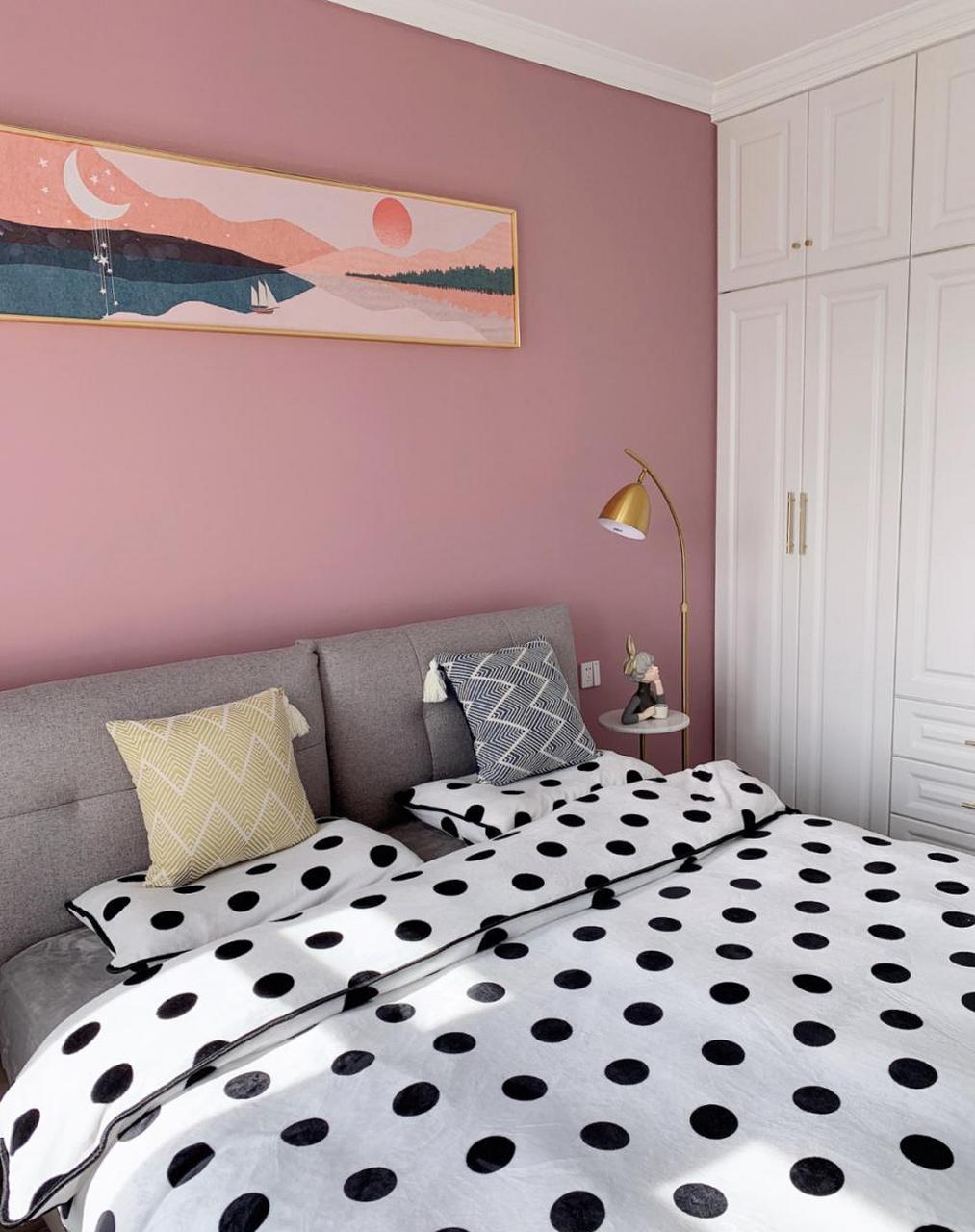 新房主卧床头背景墙刷了粉红色的乳胶漆,有点类似少女心的感觉,特别