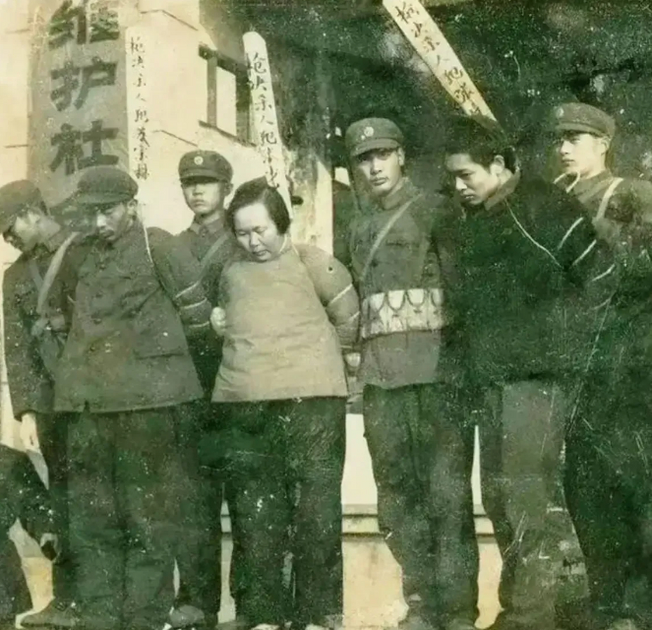 70年代末,公捕公判大会上.一名女性死刑犯特别引人注目.