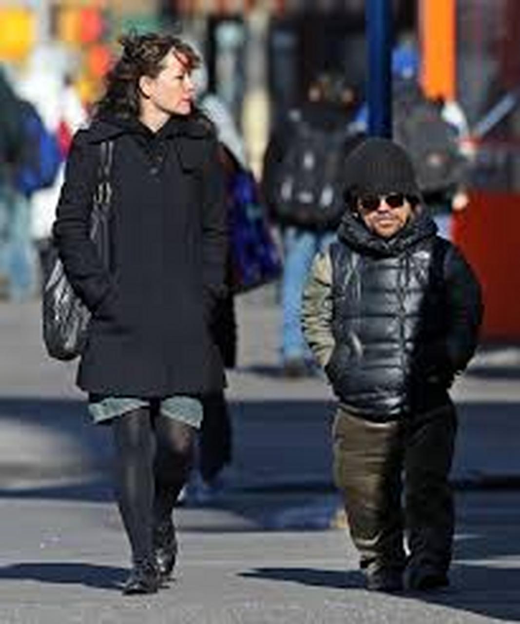 "小恶魔"彼特·丁拉基携娇妻走红毯好甜蜜!妻子穿天鹅绒裙太美