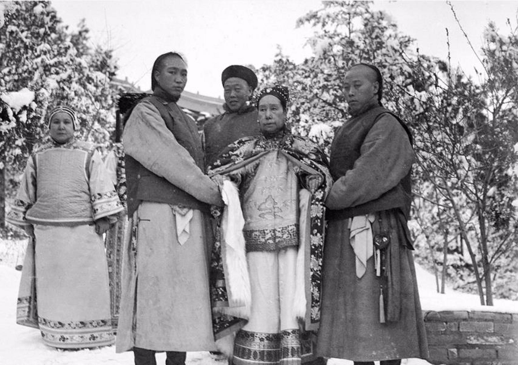 78"1888年,53岁的慈禧爱上了20岁的侍卫那尔苏,当晚就临幸了他.