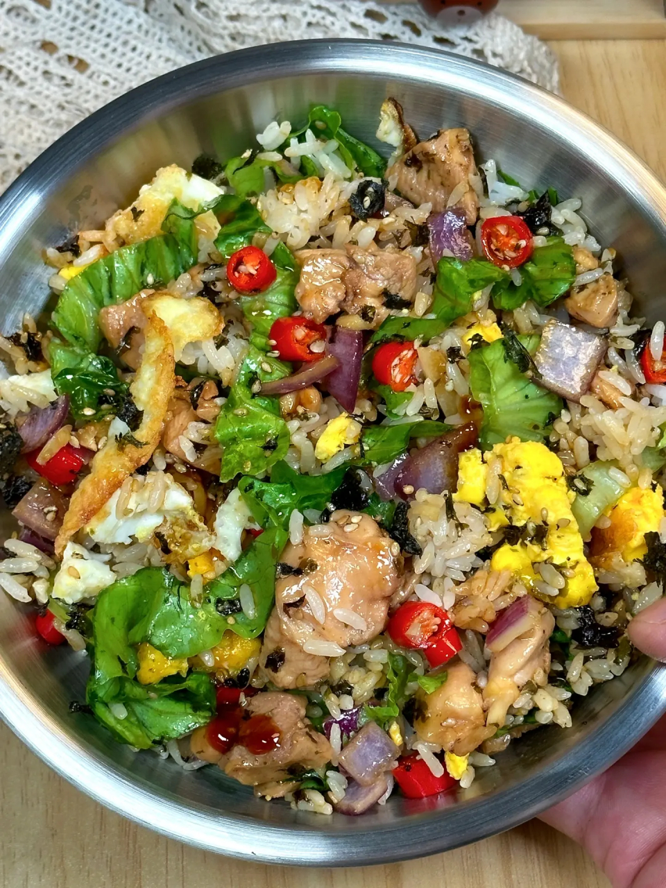 今天做了这个生菜鸡腿拌饭7515去了皮的鸡腿肉鲜嫩入味,配上米饭