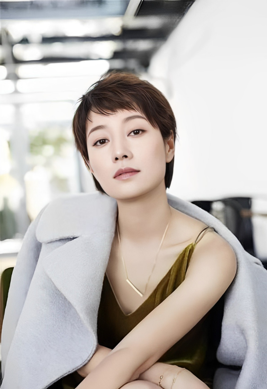 而马伊琍却经常假装节俭!一个簪子戴了几年,一件衣服也穿了几