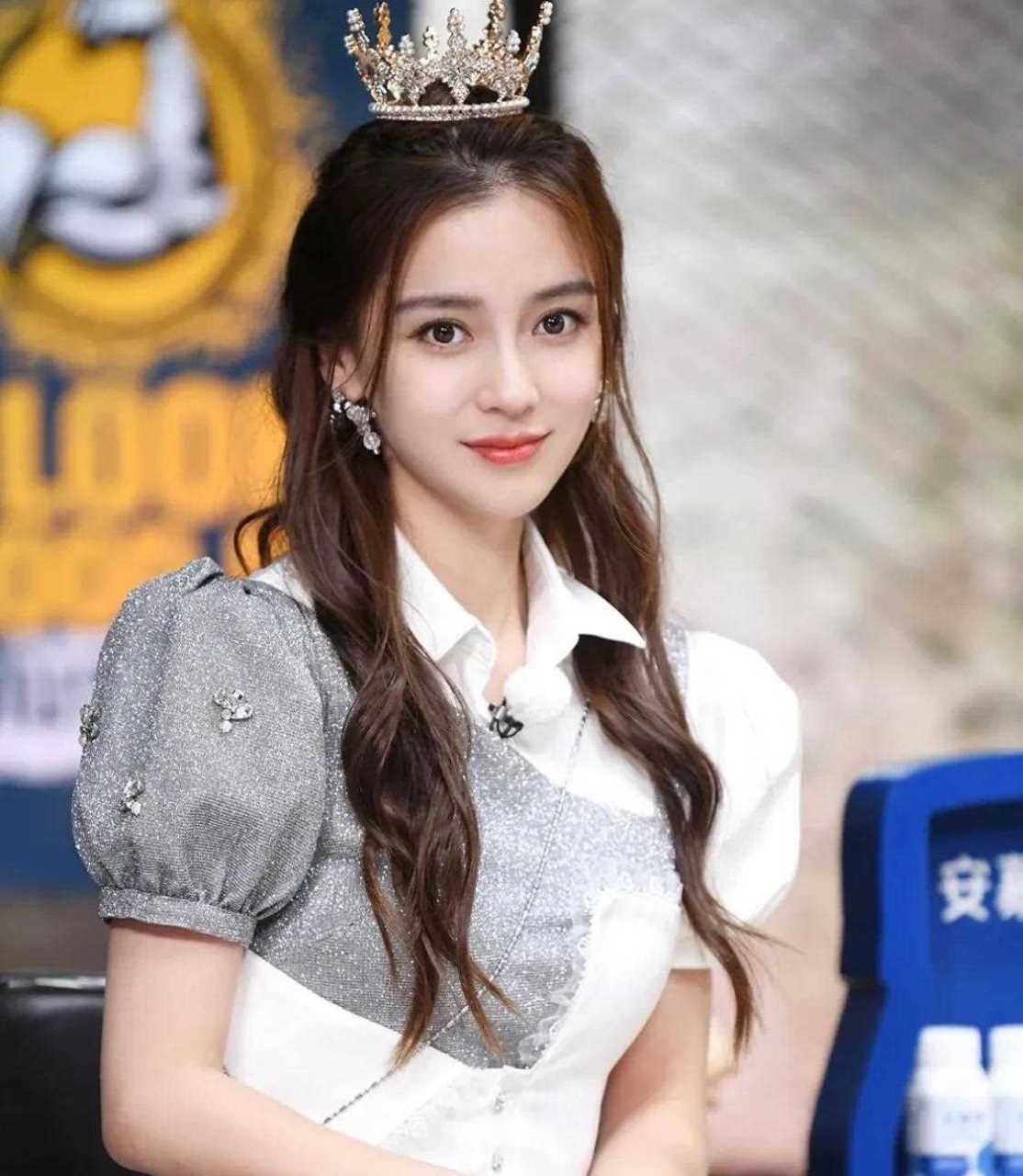 angelababy 在《奔跑吧》的女团风皇冠造型,又美出了一个新高度!