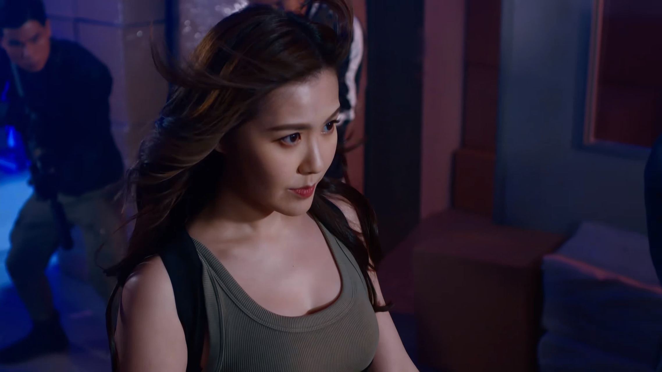 前有周星驰看咸片取子弹头,后来刘佩玥分散注意力帮马国明取玻璃碎片