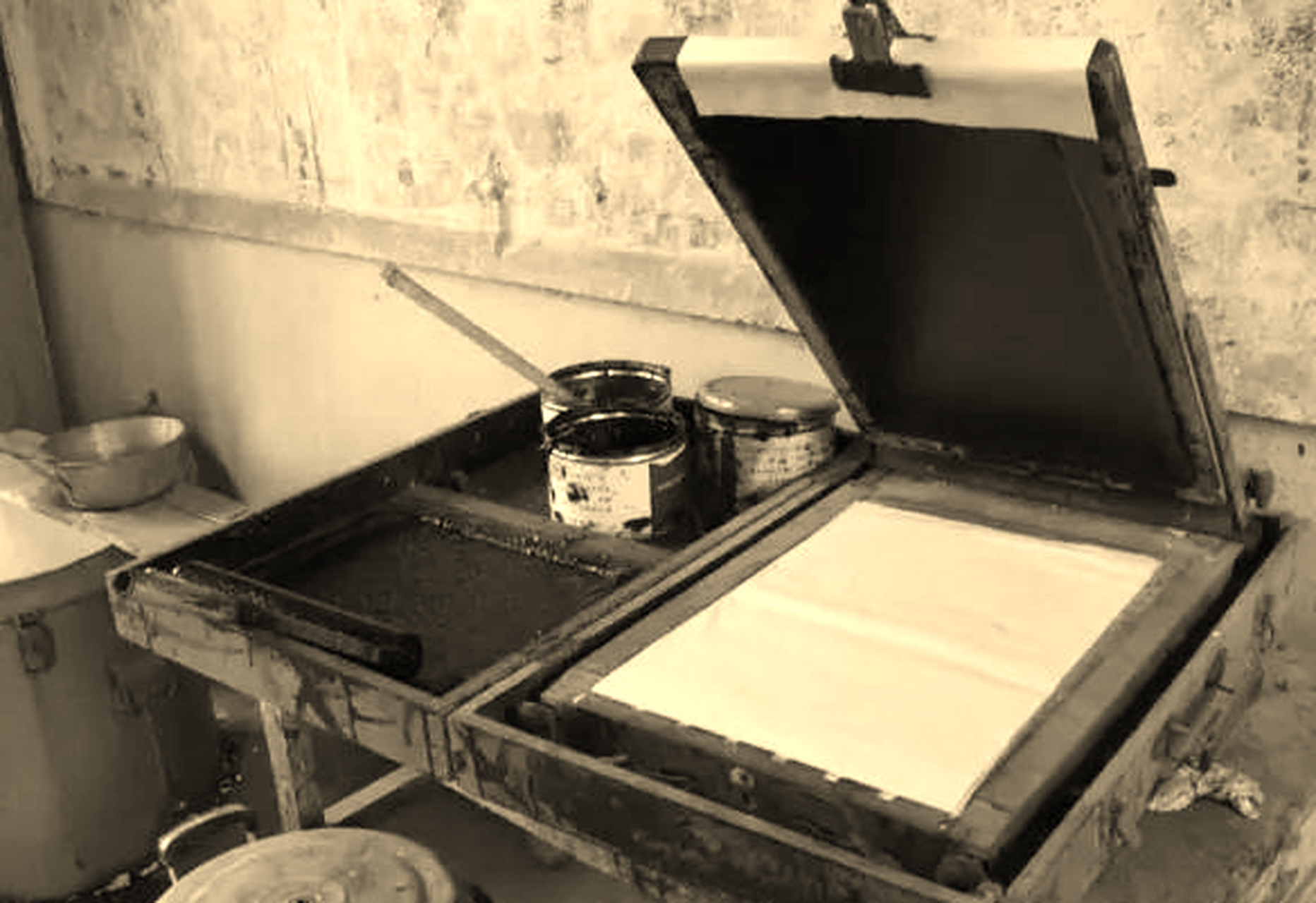 80年代的油墨试卷,估计现在已经绝迹考场了吧;  油油的纸,上面的字迹