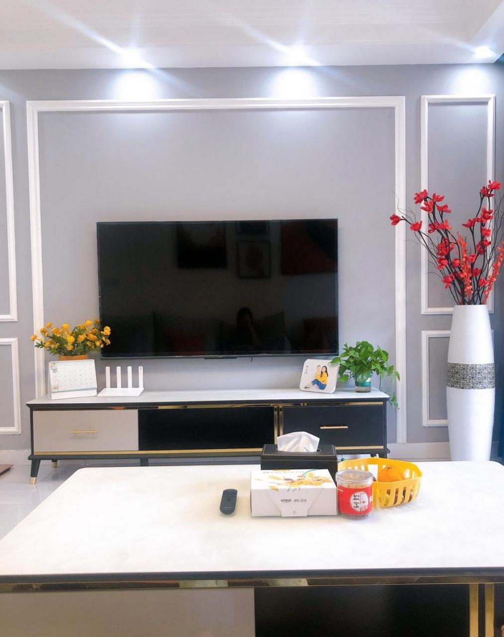 网红款的客厅电视背景墙,直接贴了石膏线条,简约又好看,一家人都很