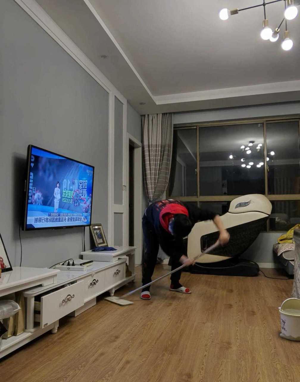 与其玩手机,不如把家里卫生搞一下.闲不住,一闲下来心里就发慌[亲吻]