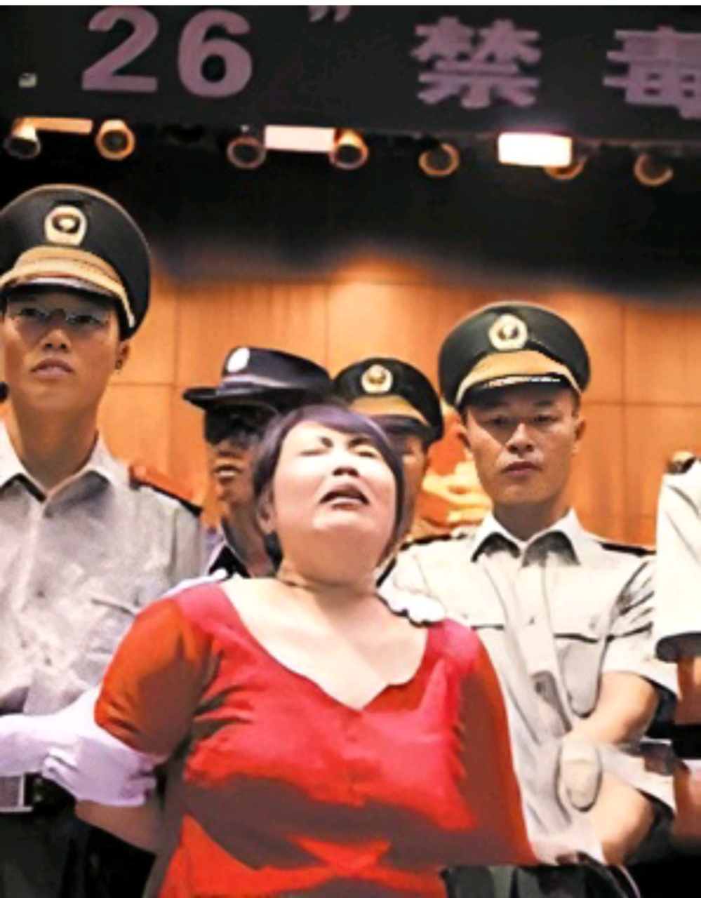 2003年,36岁的王雄英,因贩毒被判死刑,听到这个宣判结果后,王雄英无法