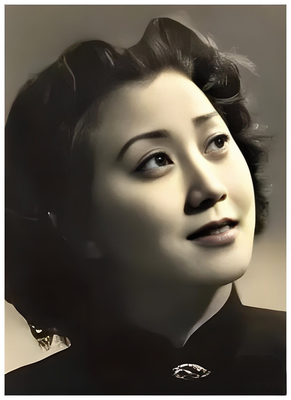 蒋英年少时学习钢琴,有次参加音乐会,听到一位男高音演唱,深受震撼.