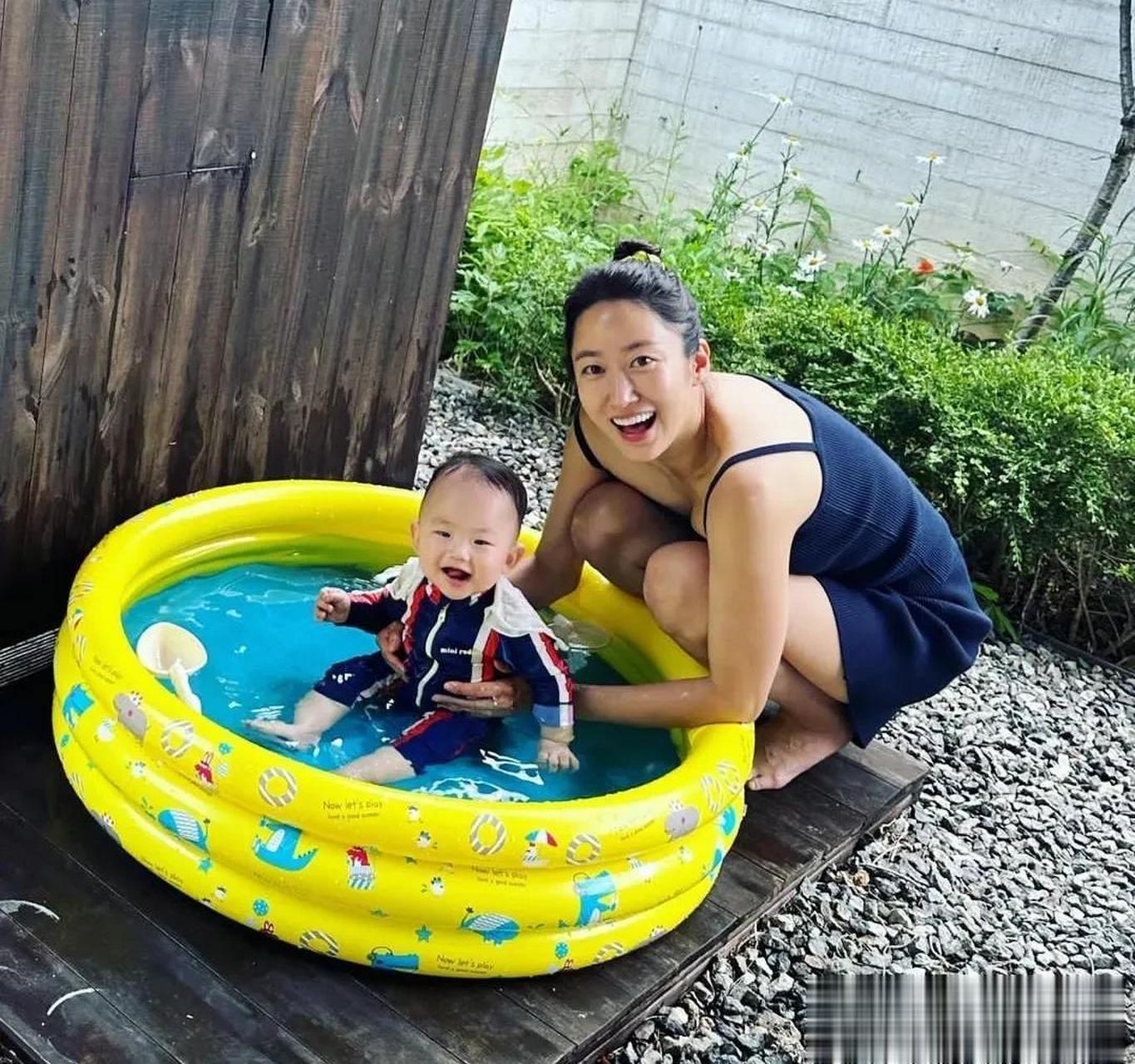 6月,演员全慧彬在自己的instagram上上传了多张照片.