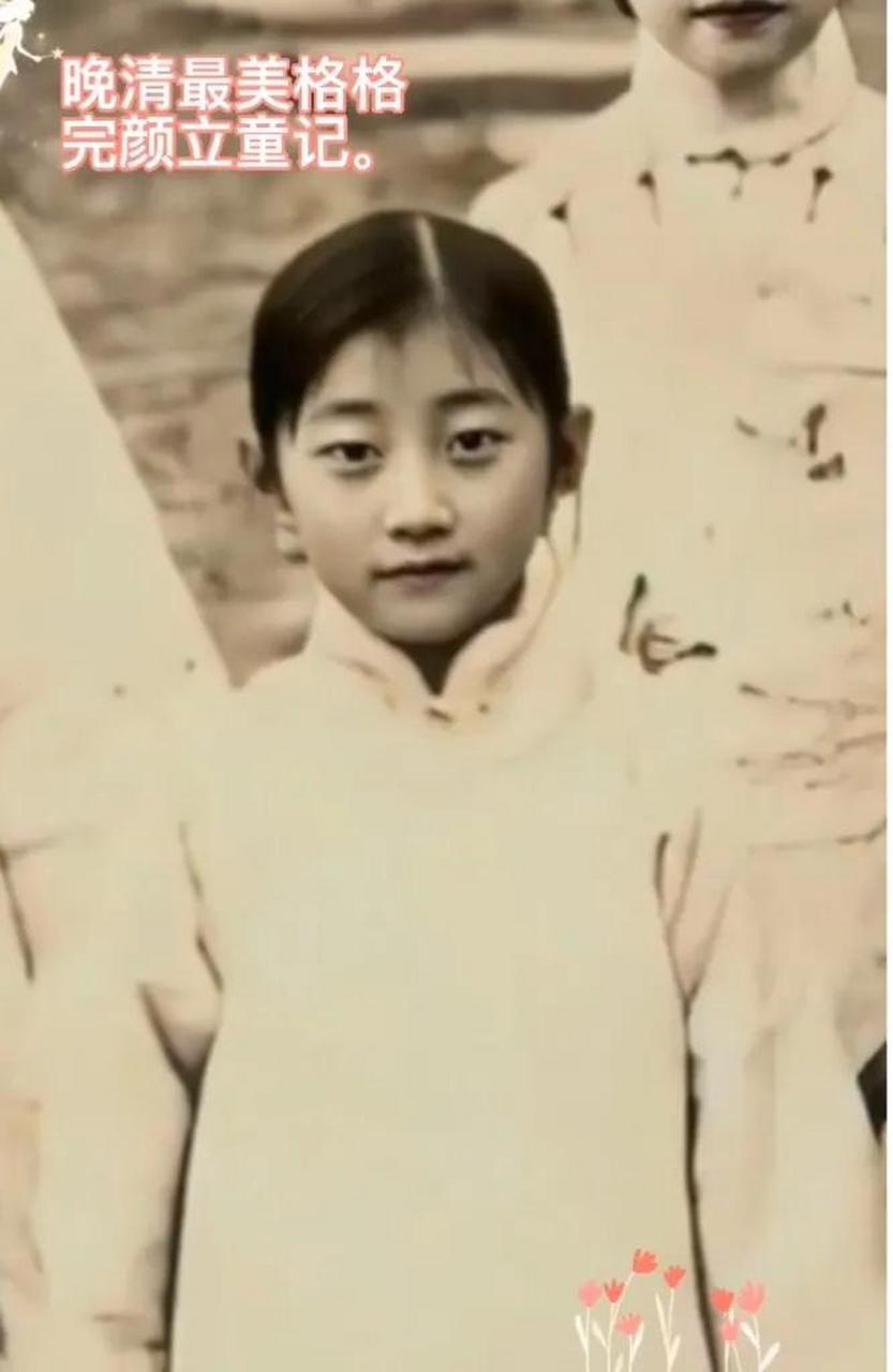 完颜童记的父亲是军机大臣崇厚之孙,因此她又被称为立童记.