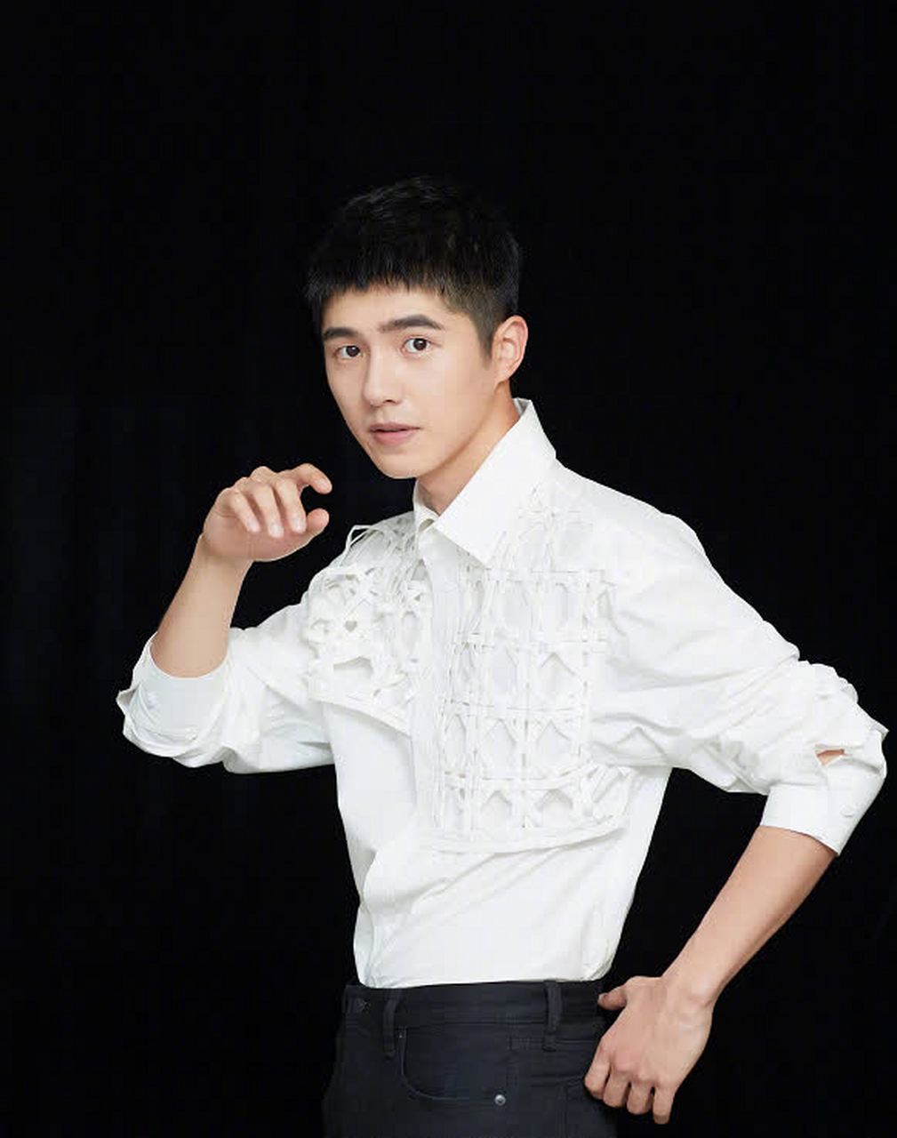 刘昊然帮张若昀宣传新剧,并在评论区送给张若昀一件粉色公主裙.