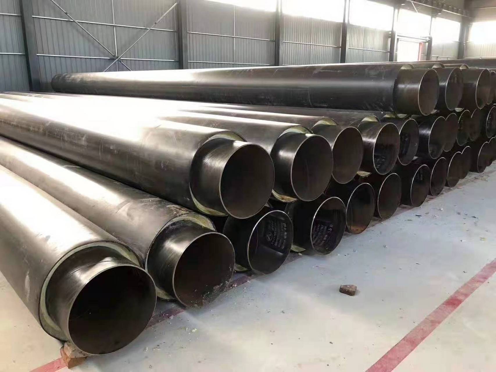 由输送介质的工作钢管,聚氨酯保温层,聚乙烯塑料外护管,通过设备依次