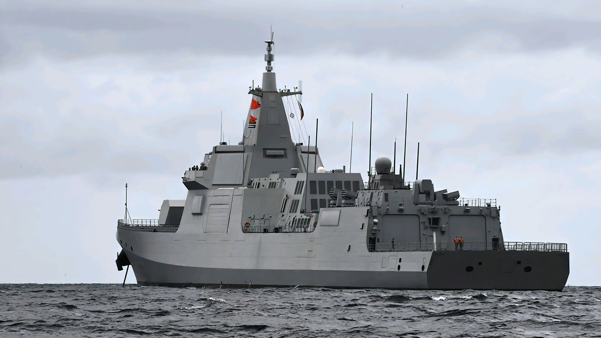 同样是我国海军的055型导弹驱逐舰,同样是军事装备的摄影,图片最终的