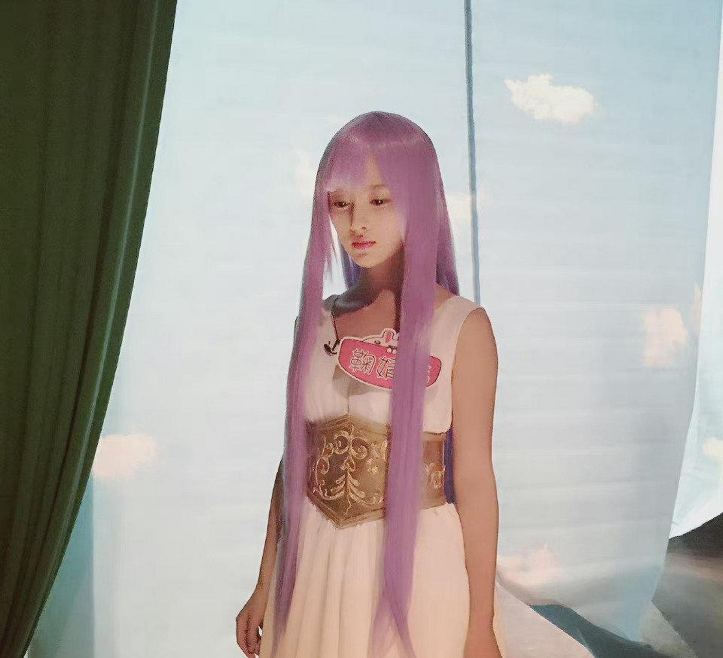 gif创作人# 小鞠以前cos雅典娜的旧照,连这样的紫色假发都能完美驾驭