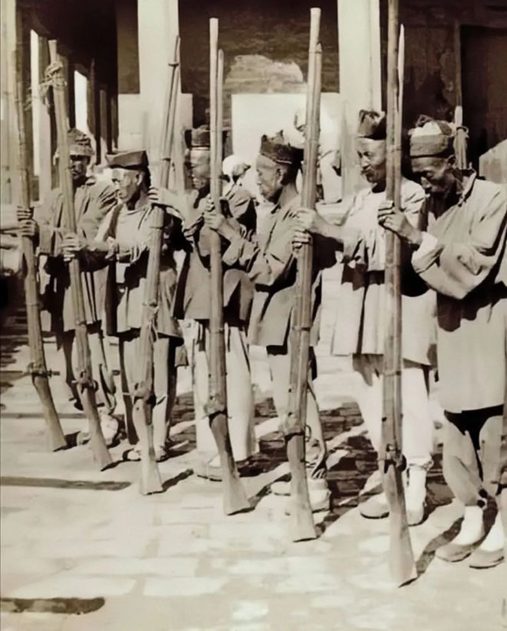 这张照片拍摄于1896年,展现了当时的清朝御林军正在接受检阅的情景.