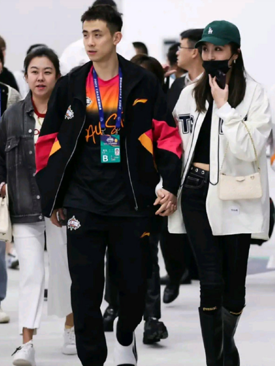 牵手入场,赵继伟和王君瑞好恩爱.