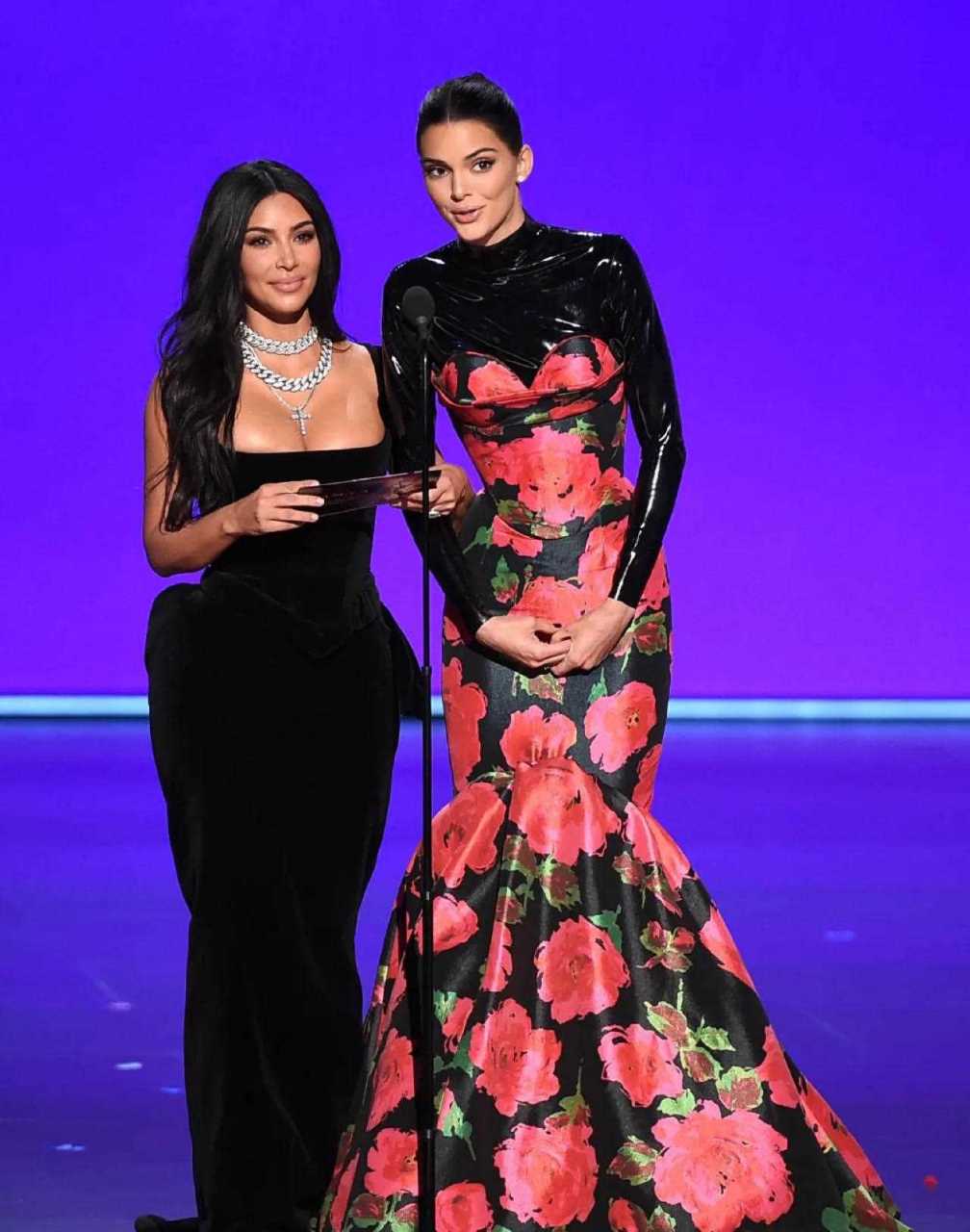 肯豆与姐姐金卡戴珊同框亮相,她皮质印花鱼尾裙大秀花瓶身材,姐姐虽矮