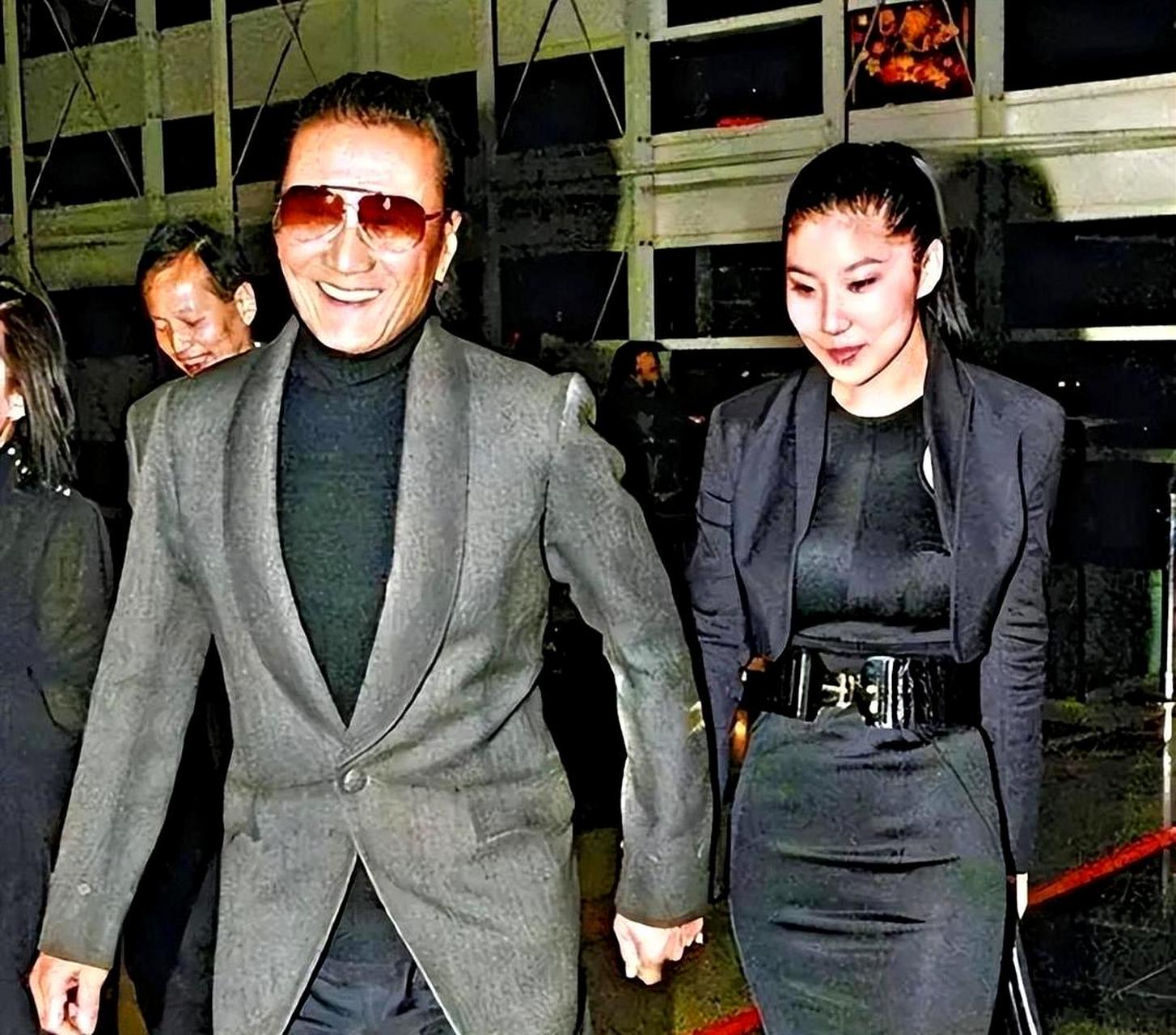 据曝光,86岁的谢贤与一名穿着短裙的女子在海边散步,引发网友猜测