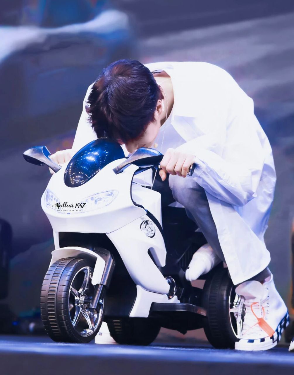 王一博白色翻领衬衫搭配 没有任何的印花图案 这两件都是每一个男生