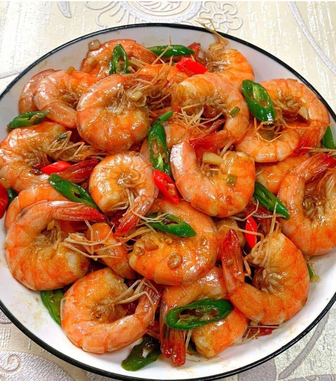 补钙高蛋白低脂肪食物,爆炒基围虾 准备食材去头开背去虾线 锅热下头