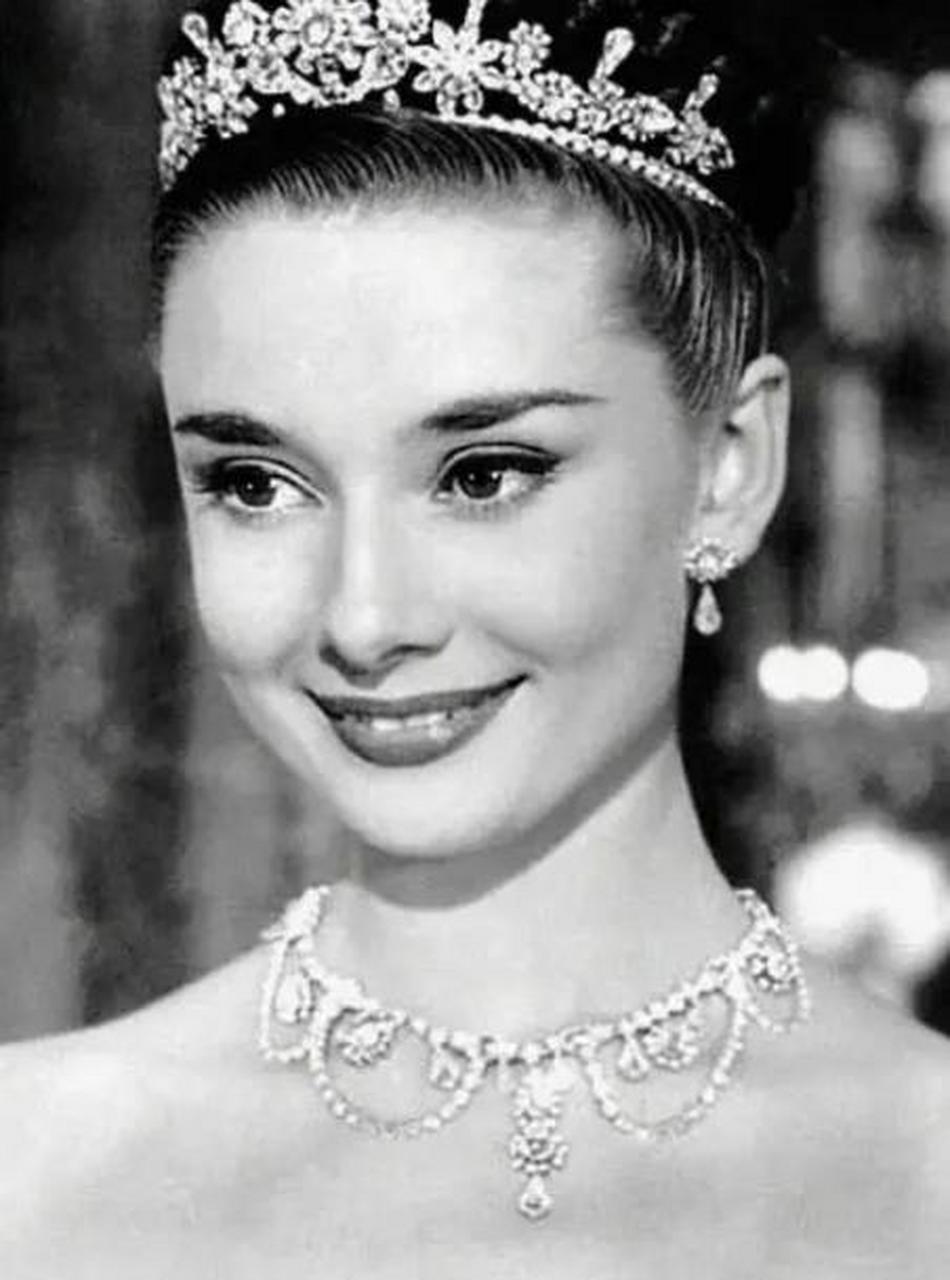 1942年, 13岁的奥黛丽61赫本留着卷曲的刘海,脸上带着灿烂的微笑,看