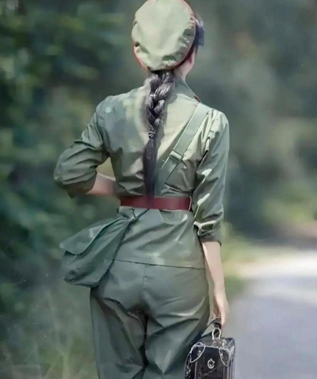 穿着65式军装的女战士是一个时代的烙印!